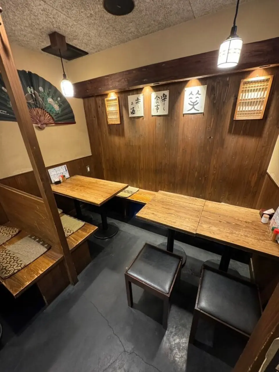 店內面積不大，共有24個座位（吧台座位6個、2人3張桌子、4人3張桌子），營造出極其舒適的溫馨氛圍。 ◎ 盡情享用精美的食物和飲料。