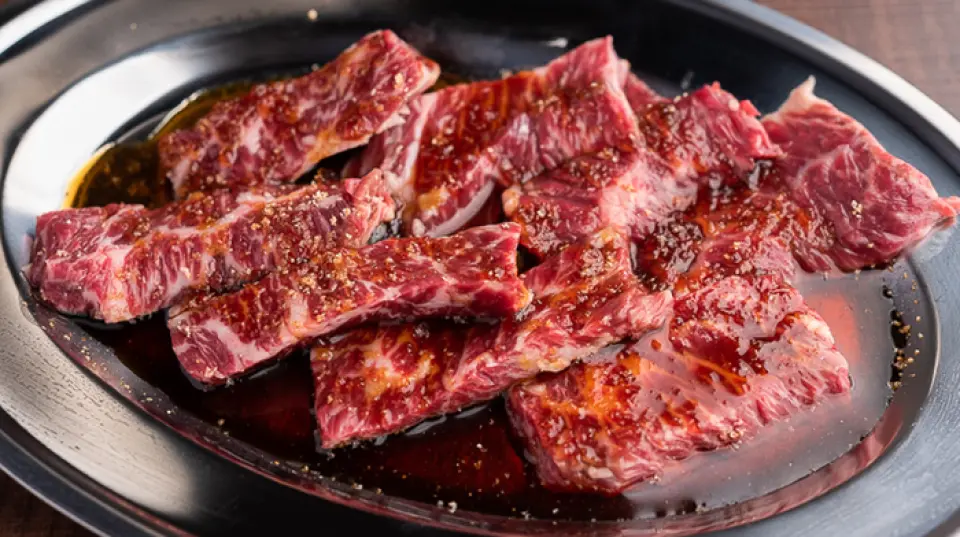 本店販售從高知直運的極度新鮮的土佐和牛。瘦肉的特點是鮮味濃鬱，我們利用獨特的採購途徑和購買整頭動物的優勢，盡可能地定價。味噌醬都是店家親自調配的。柚子放在櫃檯上，可以品嚐到清爽的味道。請享受高知的祝福。