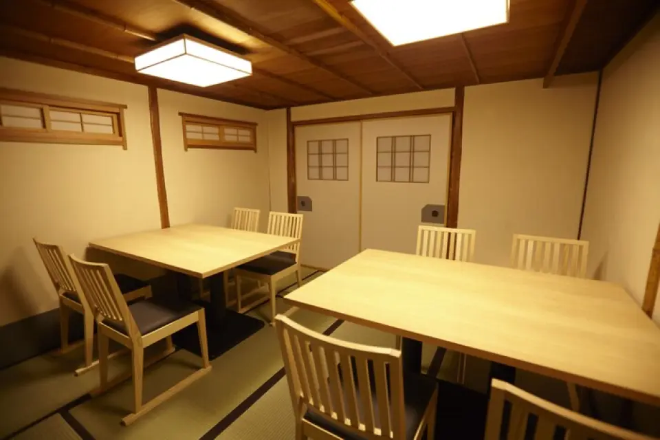 Our restaurant is located in the bustling area of Pontocho, and is conveniently located just a two-minute walk from Kyoto Kawaramachi Station. The old-style Japanese exterior and elegant interior evoke the atmosphere of good old Japan. We also offer semi-private rooms where you won't have to worry about being bothered by others, creating a relaxing space for you to unwind. Please feel free to use our restaurant for dates, celebrations, meals while sightseeing, or to entertain important people. You can spend a blissful time savoring fine food and sake in a relaxed atmosphere.