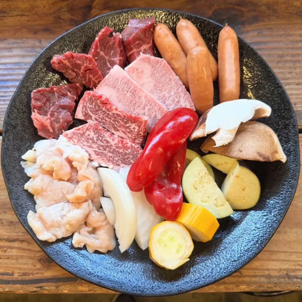 如果您在決定吃什麼時遇到困難，請嘗試經理推薦套餐，其中包括均衡的精選瘦肉、內臟、香腸和烤蔬菜！嚴格挑選當日最好的肉♪ 搭配自家製醬汁享用。夠2-3人吃！