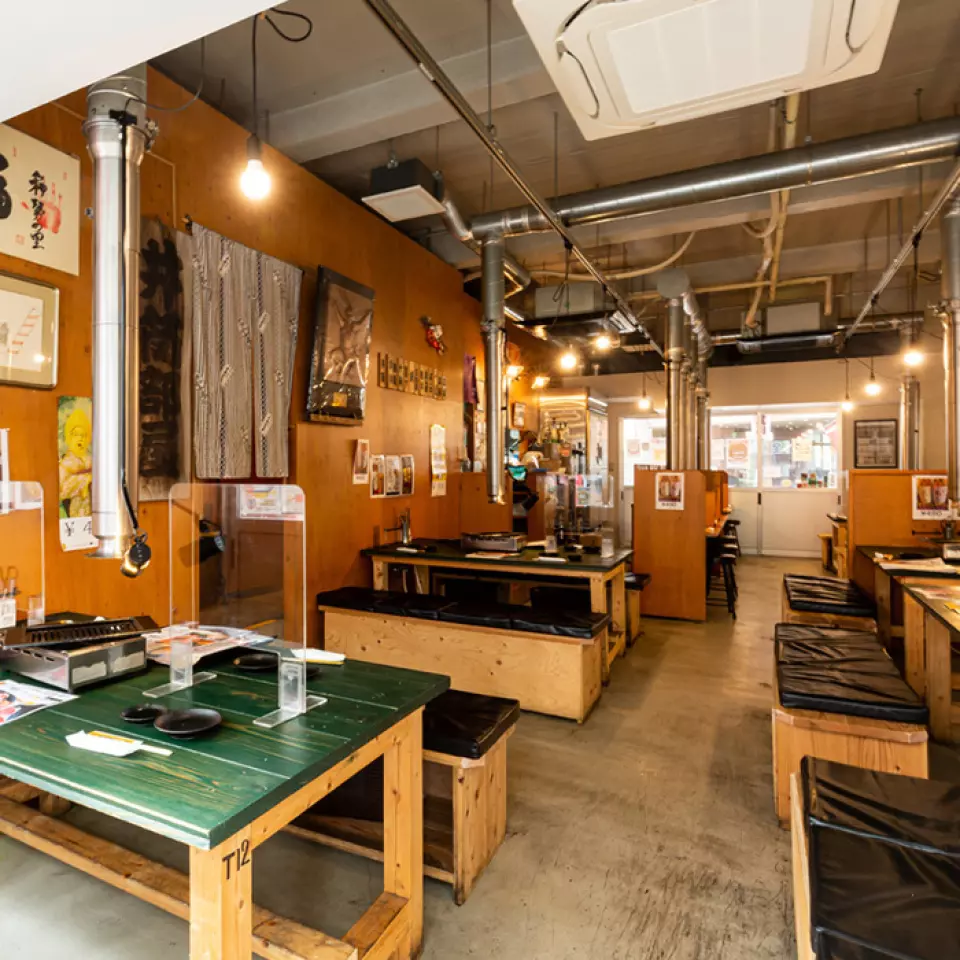 店內的裝潢給人一種開放的感覺和平靜的氛圍。有吧台座位和桌子座位。每個櫃檯座位都有隔間，即使是單身女性也可以放心使用。非常適合當今流行的單人烤肉。歡迎您與朋友和家人一起用餐、下班回家路上喝一杯或慶祝週年紀念日！