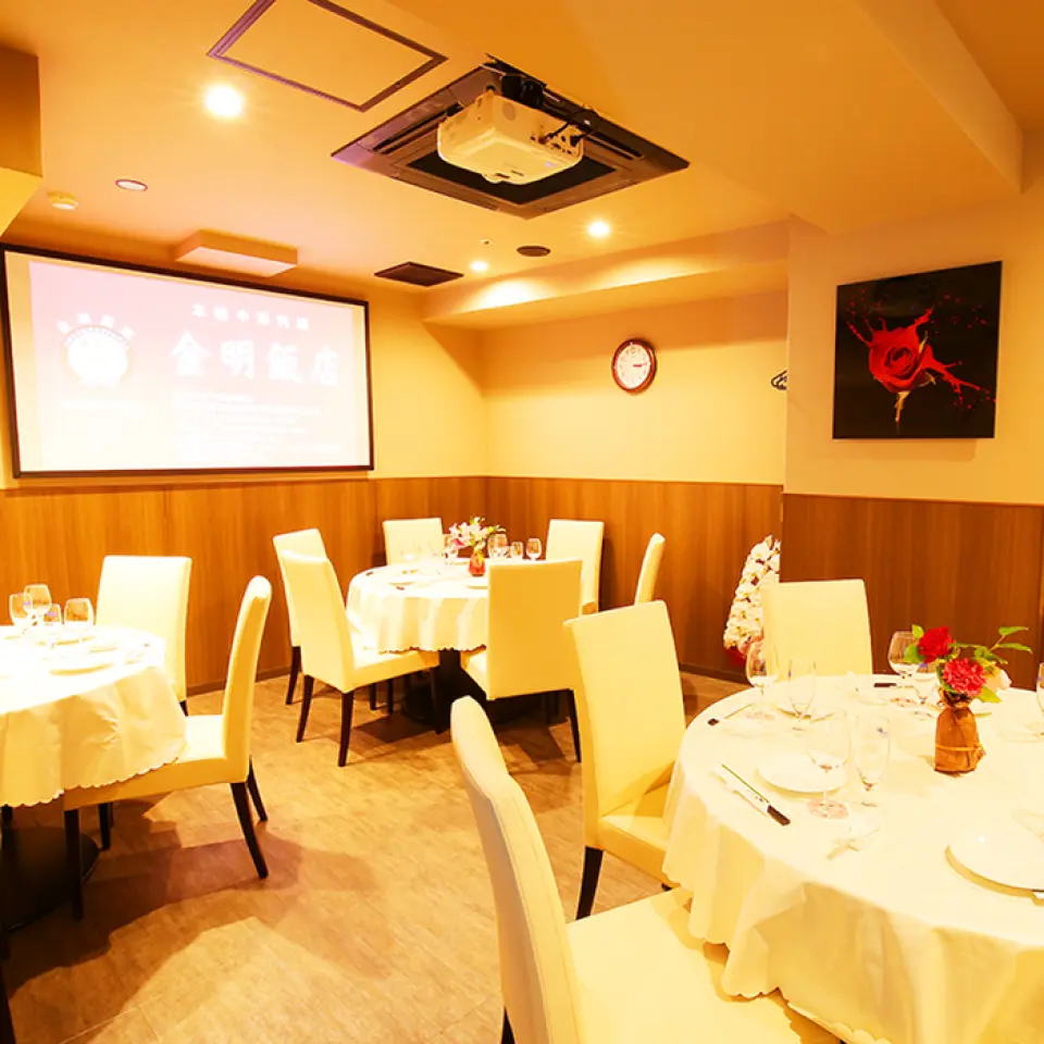 기념일이나 각종 모임부터 런치나 디너 등 일상적으로 이용 가능한 고급스러운 공간입니다. 서로의 얼굴을 바라보며 식사를 즐길 수 있는 널찍한 소파 좌석과 둥근 테이블이 있습니다. 20~24명까지 대여 가능한 개인실도 있습니다. 프로젝터 등의 장비도 준비되어 있으므로 애프터 파티에 이용하실 수 있습니다. 50~68명까지 레스토랑 전체를 대여할 수도 있으니, 대규모 연회도 맡겨주세요!