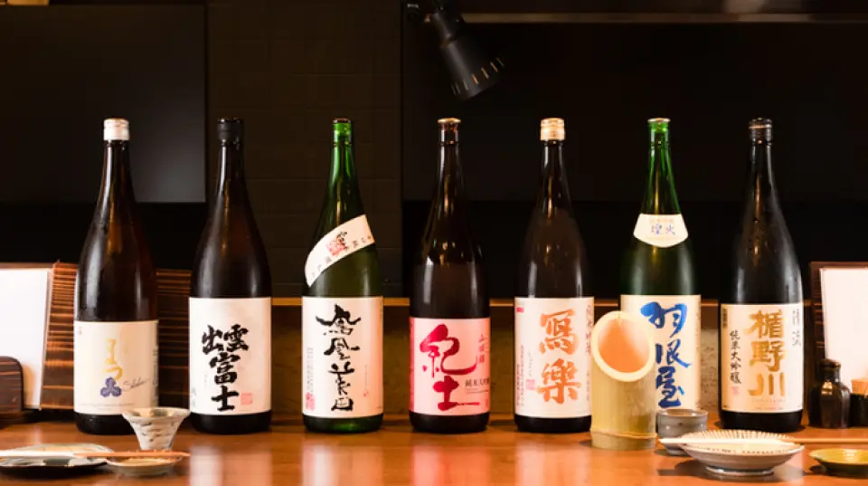 我們有一系列特色飲料。我們為每個都道府縣提供一種當地酒。菜單上有編號、產地、純米、大吟釀等等級、品牌名稱等，可以仔細選擇。詳情請洽我們的工作人員♪在用冷凍檸檬製成的燒酒中添加燒酒也很划算！