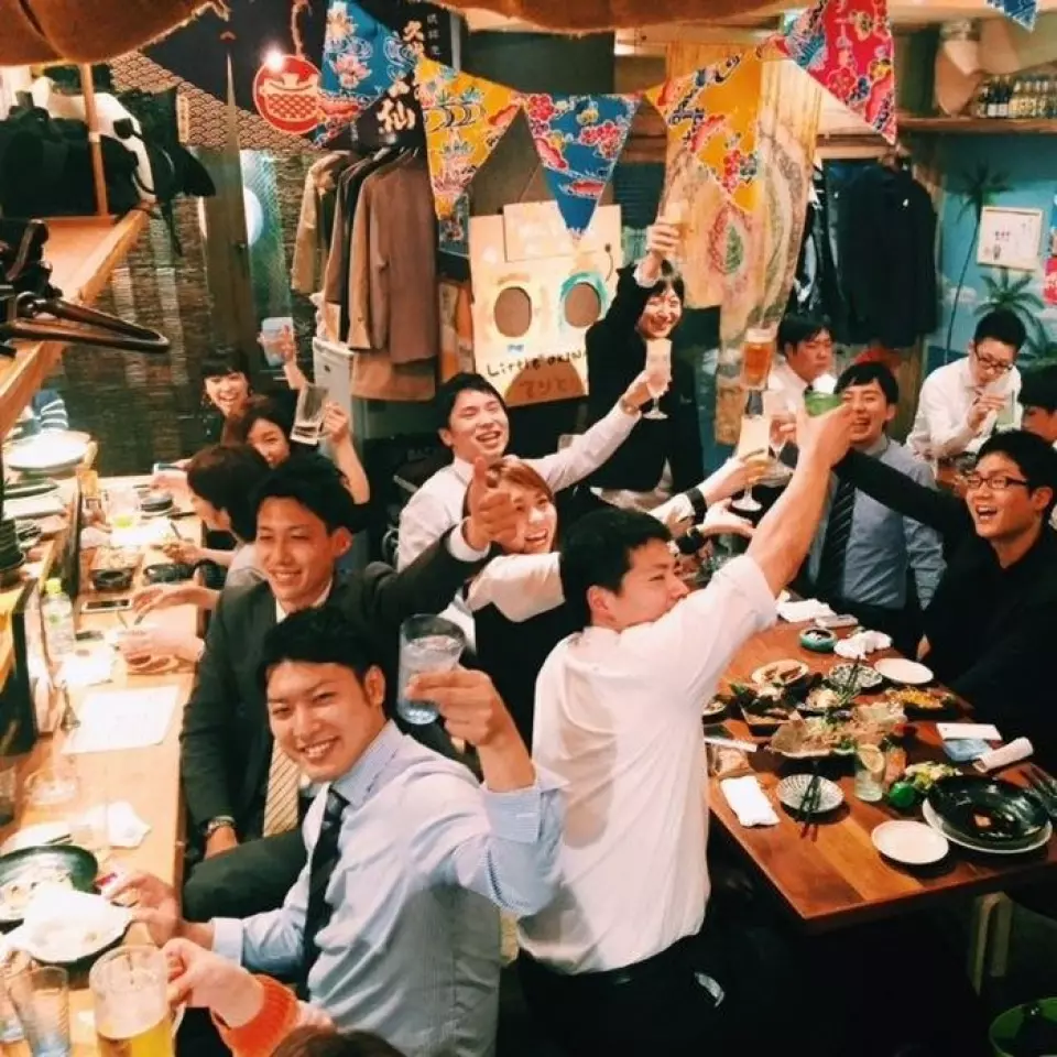 2 沖繩方言的「乾杯」是「咖哩」！這是一個喝酒的有趣氛圍。歡迎個人、情侶和只想喝一杯的人。我們有許多與 Orion 和泡盛搭配的美味沖繩小吃。