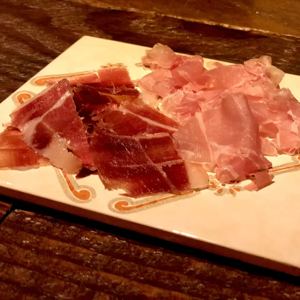 巴斯克美食在横跨西班牙和法国的巴斯克地区很受欢迎。来自巴斯克地区的美味佳肴，例如据说是世界上最美味的来自巴斯克地区的浓郁海鲜汤，pil-pil，即海鲜在橄榄油中慢炖，入口即化在让人想起欧洲古堡的氛围中，您可以在舒适的空间内享用经过长时间陈化的火腿。
