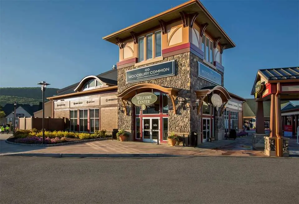 在伍柏瑞名牌購物中心(Woodbury Outlets)享受充足的空間與時間