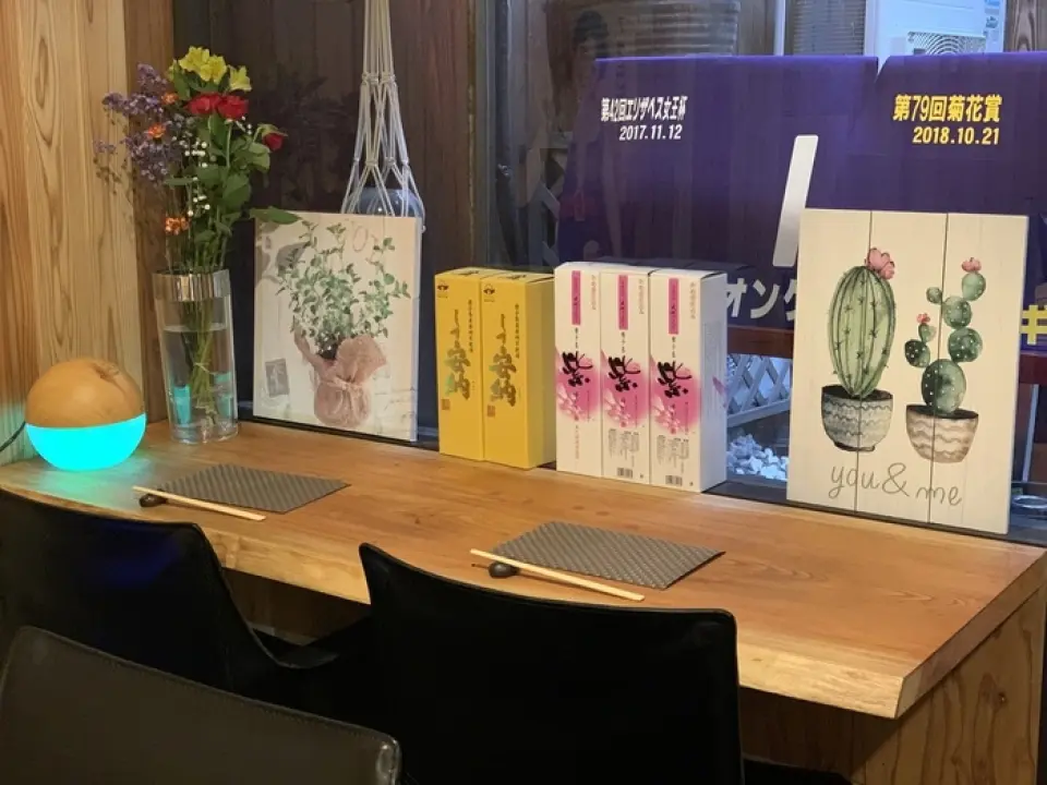 gionK는 여유로운 식사를 즐기고 싶은 커플에게 추천합니다. 다른 좌석과 적절한 사회적 거리를 유지하는 좌석이 있어 두 분만의 시간을 보낼 수 있습니다. 기념일이나 기타 특별한 행사를 기념하는 경우 언제든지 문의해 주세요.