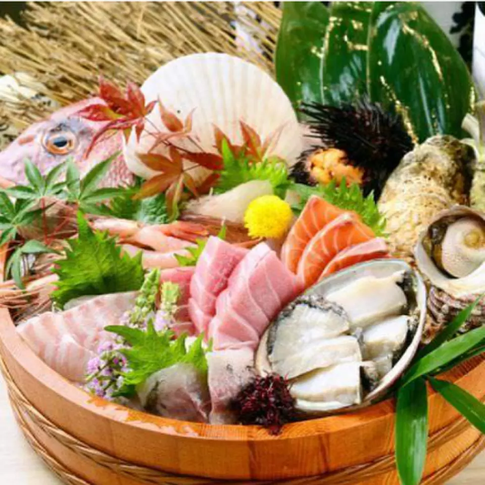 9种极其新鲜的生鱼片拼盘！我们通过多种途径采购时令海鲜，对食材非常讲究。演示非常精彩，在 Instagram 上看起来肯定很棒！请品尝我们引以为豪的海鲜食材和海鲜料理。