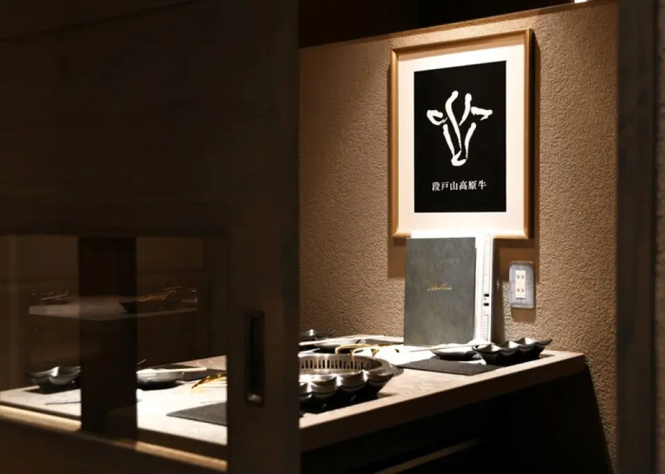 豐富的飲品。肉類部位豐富。肉壽司。點菜菜餚。無限暢飲項目。從單獨的客人到宴會，它可以在各種場合隨意使用。雖然可以單點，但強烈推薦可以享用整隻烤牛肉的套餐♪