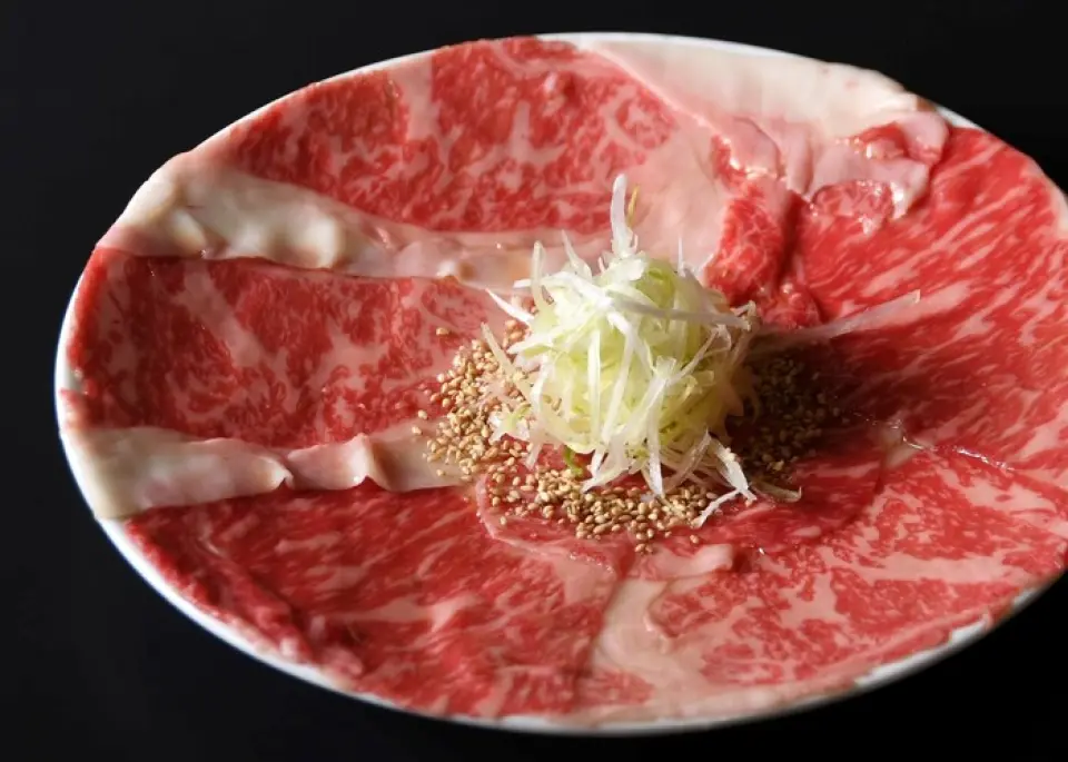 它經過低溫熱處理。對於Yukhoe愛好者來說是不可抗拒的！請像yukhoe一樣不用燒烤即可享用。這是一道特色烤牛肉，不僅在Instagram上看起來很棒，還能讓你直接感受到肉的味道♪