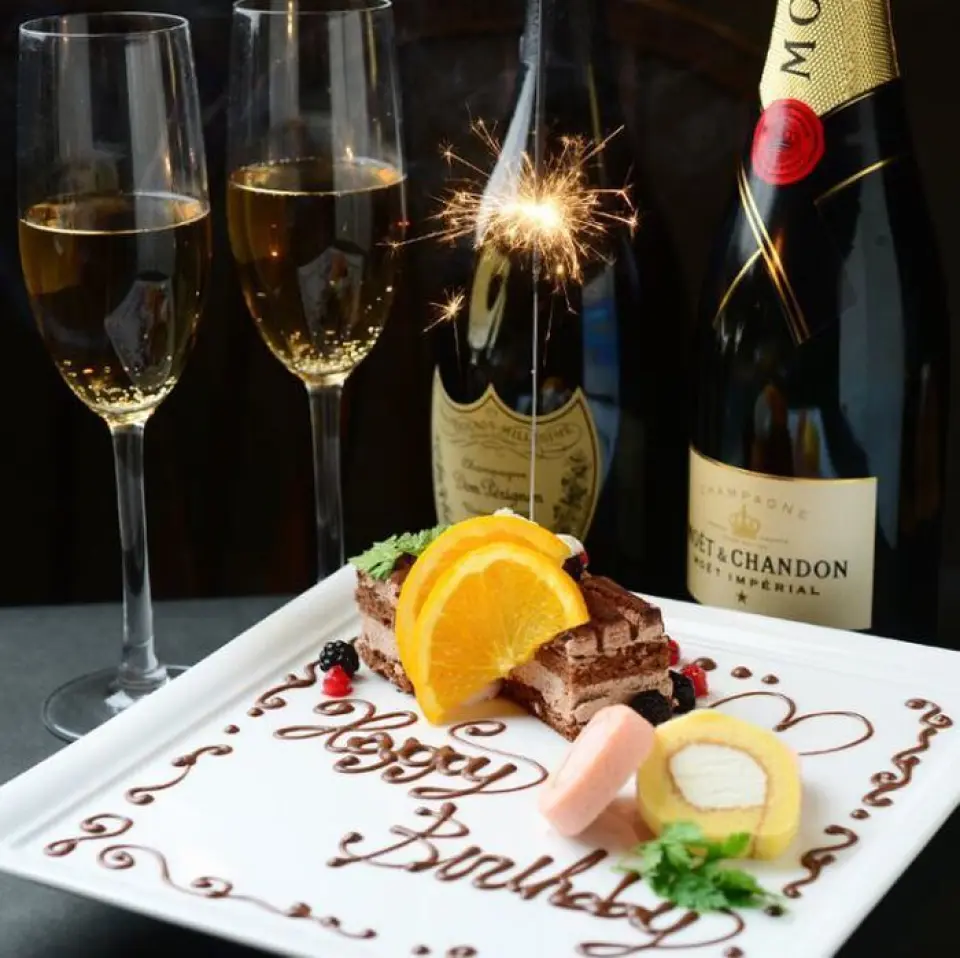 我們將向預訂課程的顧客贈送附有留言的免費甜點盤！詳情請參閱優惠券♪ 2人以上需至少提前1天預約，請於預約時留言！除課程外，留言板價格為 1,000 日圓。詳情請洽我們♪