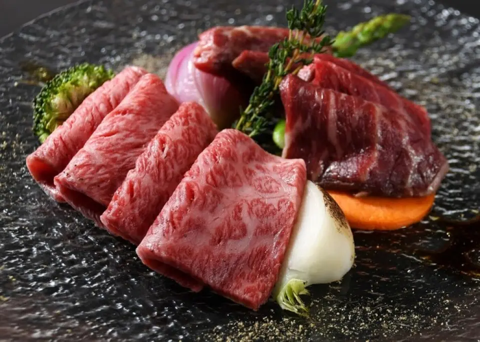 我們透過自己的路線採購據說在市場上很少見的愛知縣丹多牛和蓬萊牛，並以合理的價格提供。這款和牛的瘦肉和肥肉、風味和風味達到了完美的平衡。我們也提供稀有零件♪