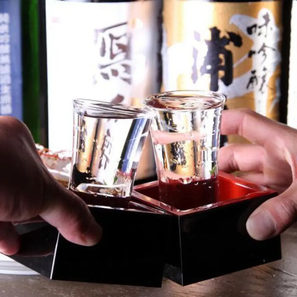 我們還在飲品菜單上投入了大量精力，以便您可以充分享受每一道菜。我們提供來自日本全國各地的精選清酒，與我們的菜餚完美搭配！找到您的最愛。本店的一大魅力就是精心挑選與菜餚完美搭配的飲品。我非常歡迎你加入我！