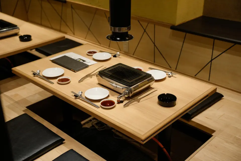 The simple wooden interior of the restaurant has a bright and casual atmosphere. The seats are sunken kotatsu style, so you can sit comfortably for long periods of time. There is also a duct installed directly above the gas stove where the meat is grilled, which prevents odors from transferring to your clothes. Reservations are required, but the atmosphere is very homey, so please use this as a yakiniku restaurant for everyday use♪