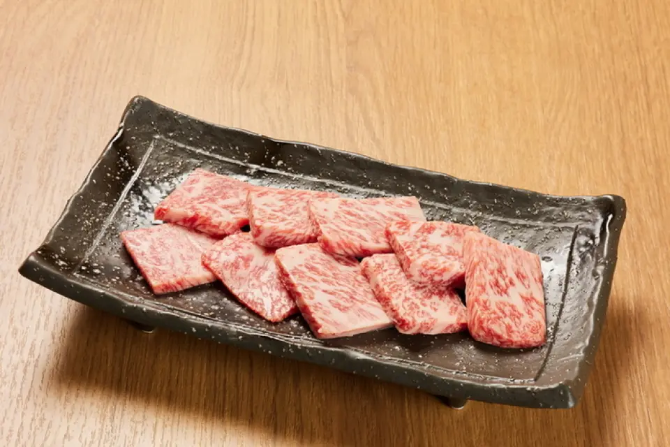 我們著名的烤肉菜餚包括裡肌肉和小排骨。我們不僅慷慨地提供常規零件，還提供高品質零件，讓您在一道菜中享受多種口味。經典的鹽舌有容易食用的薄片和更有飽足感的厚片。另外，午餐時，您可以享用豐盛的烤肉套餐，其中包括 3 道前菜、米飯、日常湯和大白菜泡菜。如果您想吃點清淡的食物，我們建議您用洋蔥包裹肉◎無論白天或晚上都可以光臨！