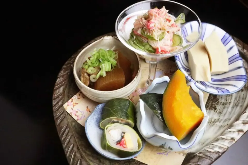 我们提供以日本料理为基础的非传统美食。您可以以合理的价格品尝到使用大量时令食材烹制的京都料理。