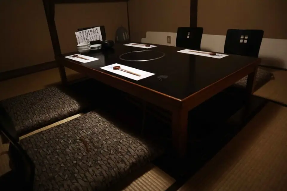 由京町家改建而成的房屋。我们提供各种大小的包间，包括可用于招待的日式围炉桌的包间以及餐桌座位。它可用于各种场合，从娱乐到宴会。