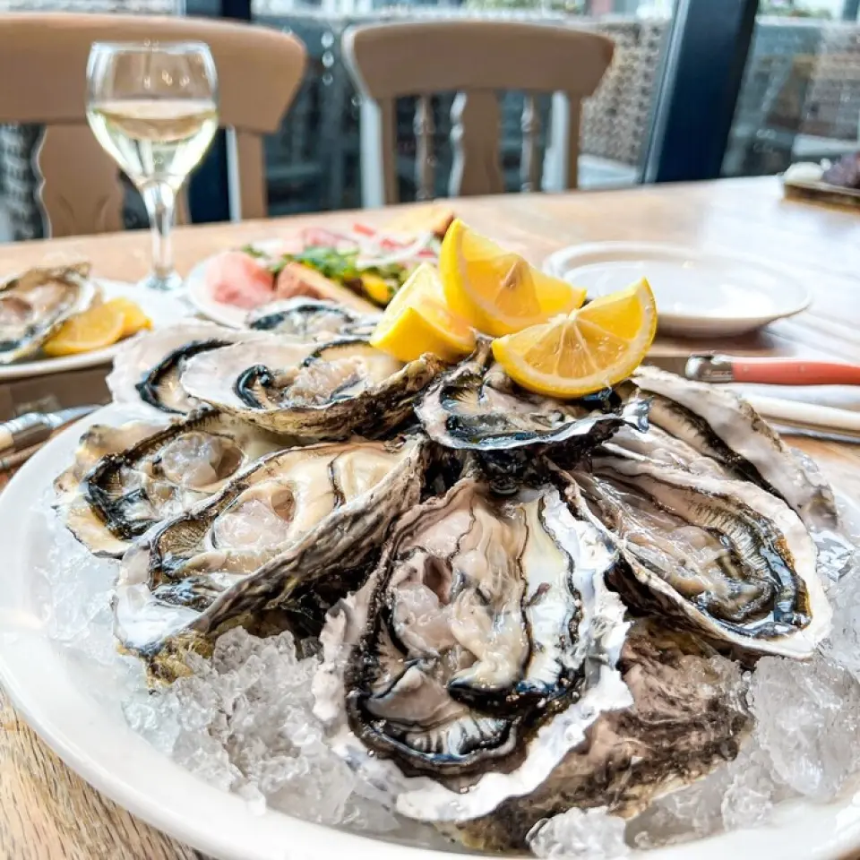 [We use fresh oysters delivered directly from the source] We carefully select oysters from areas where they are in season depending on the season, such as the Goto Islands in Nagasaki, Itoshima in Fukuoka Prefecture, and Miyagi Prefecture, so you can enjoy delicious oysters at any time! They can be eaten raw or in dishes such as paella and tapas.