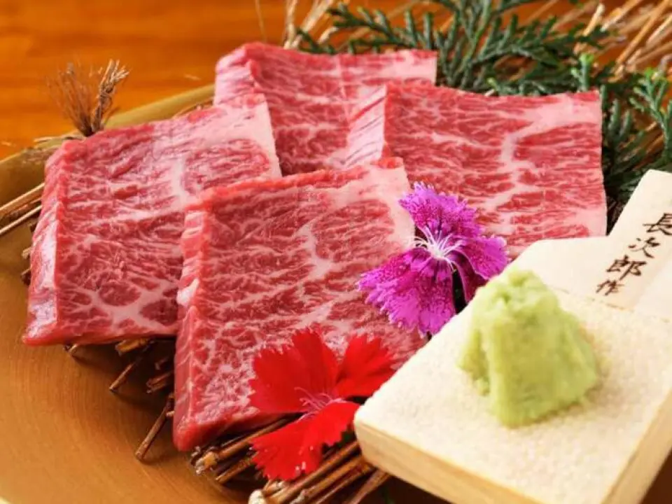 严选的国产和牛搭配烤肉，可以享受肉的味道和入口即化的油脂，牛排可以享受厚切的肉质，柔软而满足。这是一家适合与家人或朋友一起随意光顾的餐厅。