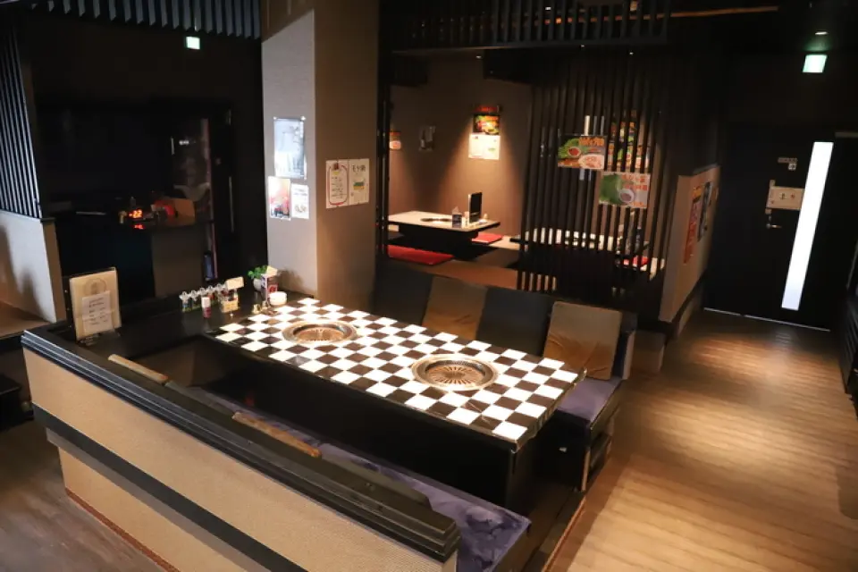 您可以一邊用餐一邊觀看足球比賽或 2020 年奧運會！店主會根據顧客的回饋親自改變內裝。 ？