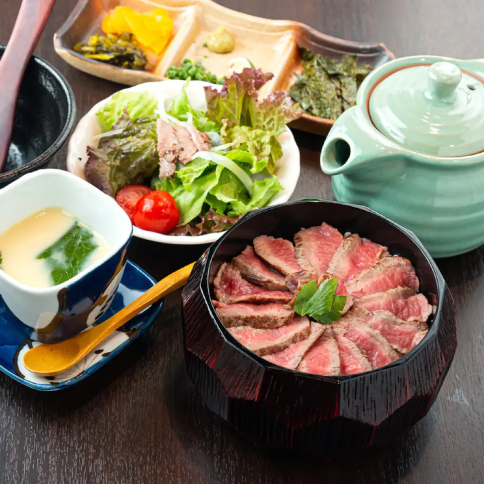 大家都愛【烤牛肉蓋飯】，就是近江牛的烤牛肉拌著溫泉蛋！使用西京味噌熬製而成的「牛筋燉碗」也很推薦。牛肉三吃是一種前所未有的菜餚，可以讓您品嚐近江牛肉的美味，搭配高湯和調味料。您可以盡情享受近江牛的美味，請嘗試我們最受歡迎的三種菜單。