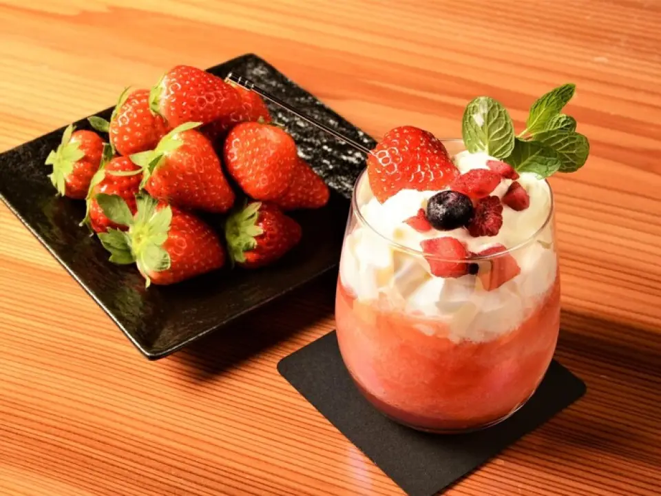 We offer special fruit cocktails made with plenty of seasonal fruits. Please check the blackboard menu in the store for the menu of the day.