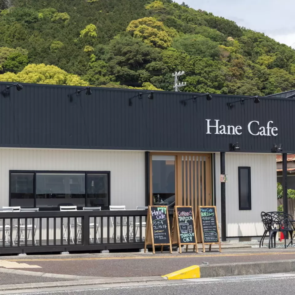 There is terrace seating where you can enjoy the natural scenery. How about enjoying a stylish lunch while looking out at the sea?