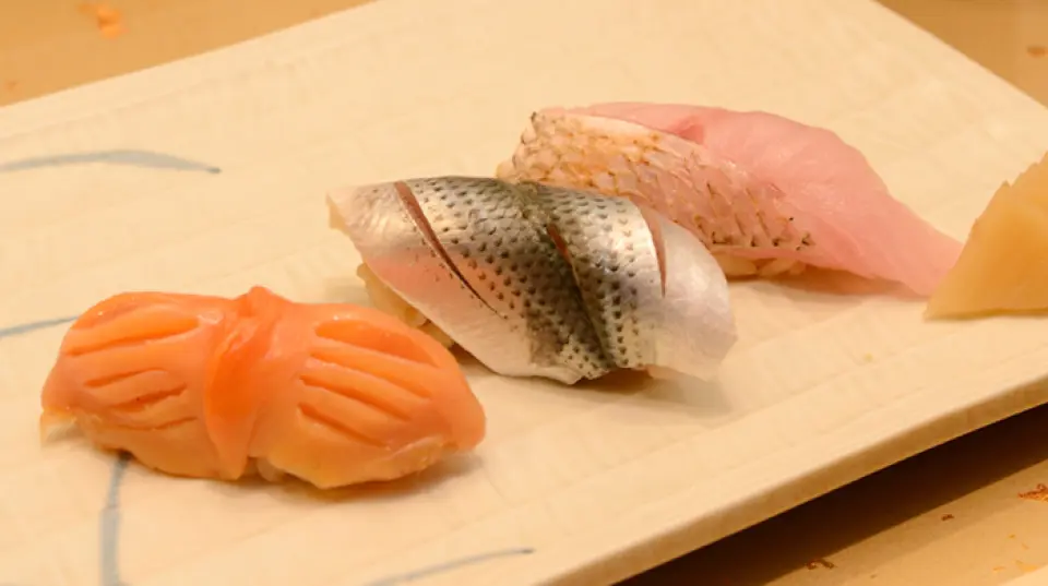 主要食材主要是從海鮮集中地金澤和富山直運的時令魚類。使用的米是店主親自挑選的富山縣產的米。使用溫和的紅醋製成的壽司飯很小，可以充分享受魚的美味，也推薦給女性。更重要的是，調味料皆來自北陸。從 5,000 日元午餐套餐到 20,000 日元壽司套餐，您可以根據自己的需求享受正宗的北陸壽司。