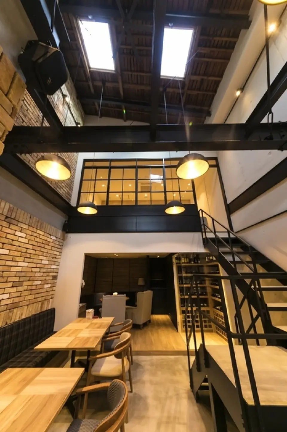 "LeoLeo" nằm cách Ga Kusatsu 3 phút đi bộ. Nội thất của cửa hàng có bầu không khí giống như gỗ đầy phong cách, rộng rãi và có cảm giác rộng rãi. Có 3 tầng: Tầng 1, tầng lửng và tầng 2, mỗi tầng có thể dành riêng cho sử dụng riêng. Chúng tôi có thể cung cấp phòng riêng cho tối đa 15 đến 20 người! Được đề xuất cho các bữa tiệc khác nhau như tiệc sinh nhật nhóm và buổi đi chơi đêm của các cô gái! Hãy cùng thưởng thức BBQ kiểu Pháp nhé! Nếu bạn muốn có một khoảng thời gian đáng nhớ, hãy chọn cửa hàng của chúng tôi◎