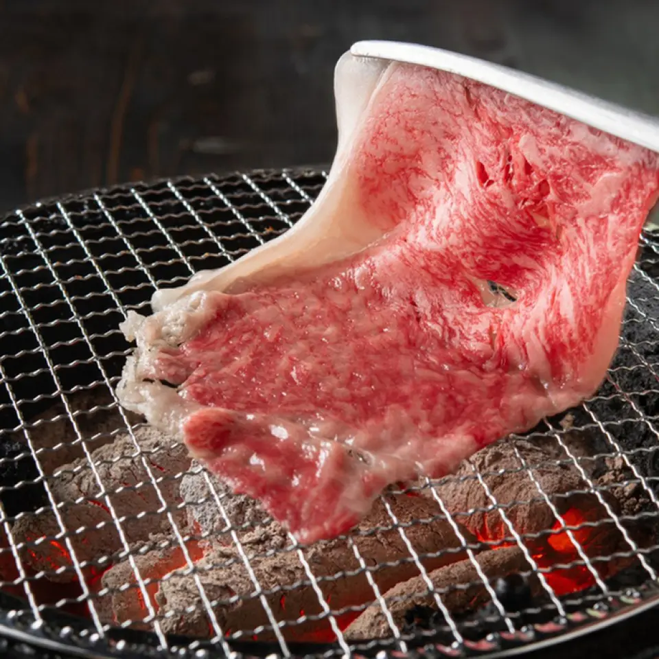 一楼座位设有可以品尝到时令风味的肉类割烹餐厅“季节匠套餐”。这是由肉类大师精心挑选的仙台牛和山形牛与京都时令蔬菜相结合的现在只能享受的特别套餐。另外，一楼座位还可以限时享用“备长炭烤肉”。我们的工作人员会根据您的喜好烘烤。炭火烤制而成，外皮香甜，内里松软多汁。内容每月都会更换，因此您可以享受当季的风味。