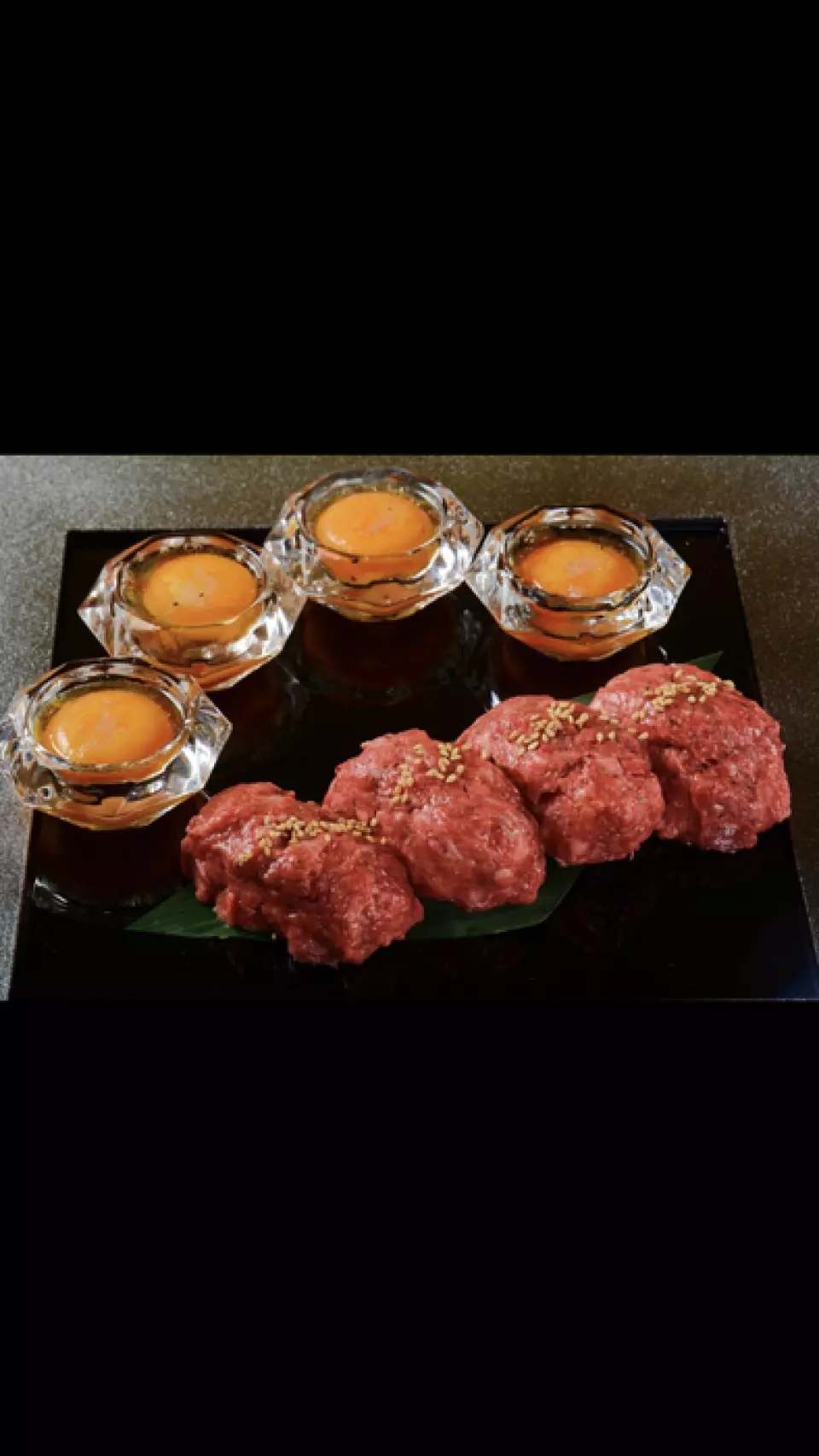 我們使用九州產的母牛肉，每天早上粗磨當天所需的量，並且不使用任何黏合劑來製作新鮮的漢堡牛排。請盡情享受肉的自然甜味、入口即化的口感以及溢出口中的肉汁，這些只有在新鮮製作時才能品嚐到。
