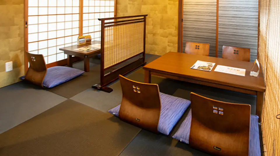 At Udokoro Mizunaga, you can see the chefs grilling the eels from outside. The restaurant has a modern Japanese atmosphere and a relaxed atmosphere, with both table seating and tatami rooms, with ample space between each seat. You can enjoy your meal at your leisure, so why not come for a meal after visiting the shrine? We recommend making a reservation online for a smoother process. We welcome a wide range of guests, from family meals and dates to tourists and locals.