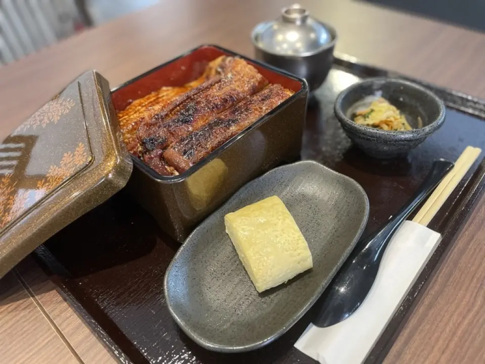 Fresh live eels are butchered and grilled over carefully selected charcoal, resulting in a crispy, fragrant exterior and plump meat. The secret sauce, which is made by extracting broth from the eel's head and bones and then adding to it over time, goes perfectly with Milky Queen rice from Shiga Prefecture. We offer regular (half a body), premium (a whole body), and special premium (a whole body and a half). Please enjoy the exquisitely grilled eel to your heart's content. Each eel is grilled over charcoal in the Kansai style, resulting in a crispy, fragrant finish.