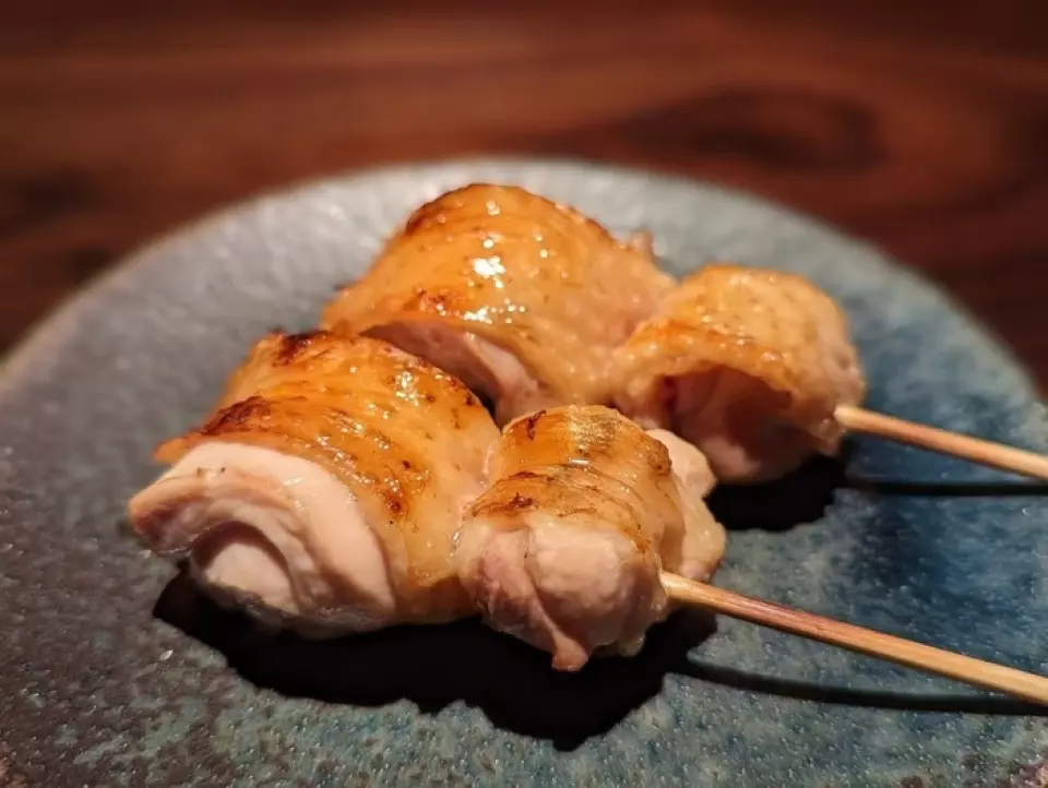 They use purebred Nagoya Cochin chickens, and carefully select domestic brand chickens such as Oku-Mikawa-dori, Kinso-dori, and Ena-dori, depending on the part of the chicken.