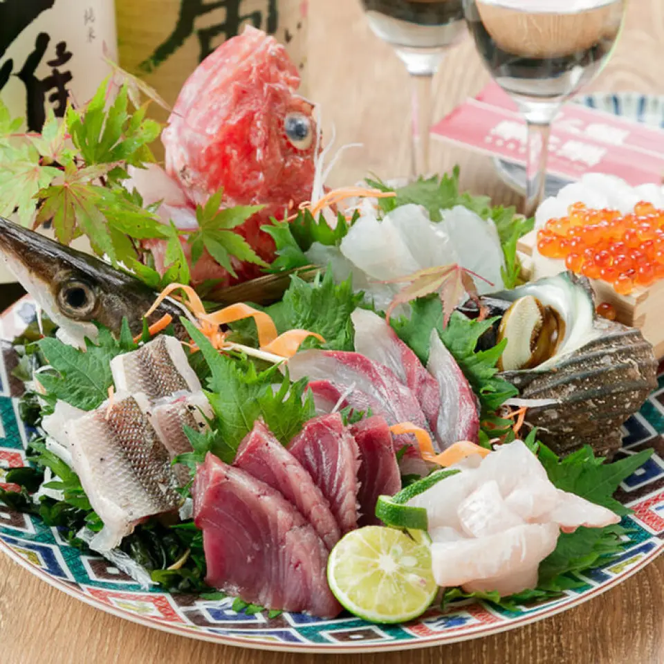 生魚片拼盤每人599日元，採用從全國漁港和市場採購的新鮮魚和採用獨特技術的熟成魚製成。使用北海道附屬工廠生產的鮭魚子和海鮮，以及京都產的超級豐富的雞蛋製成的鮭魚子和海鮮蛋炒飯非常受歡迎。