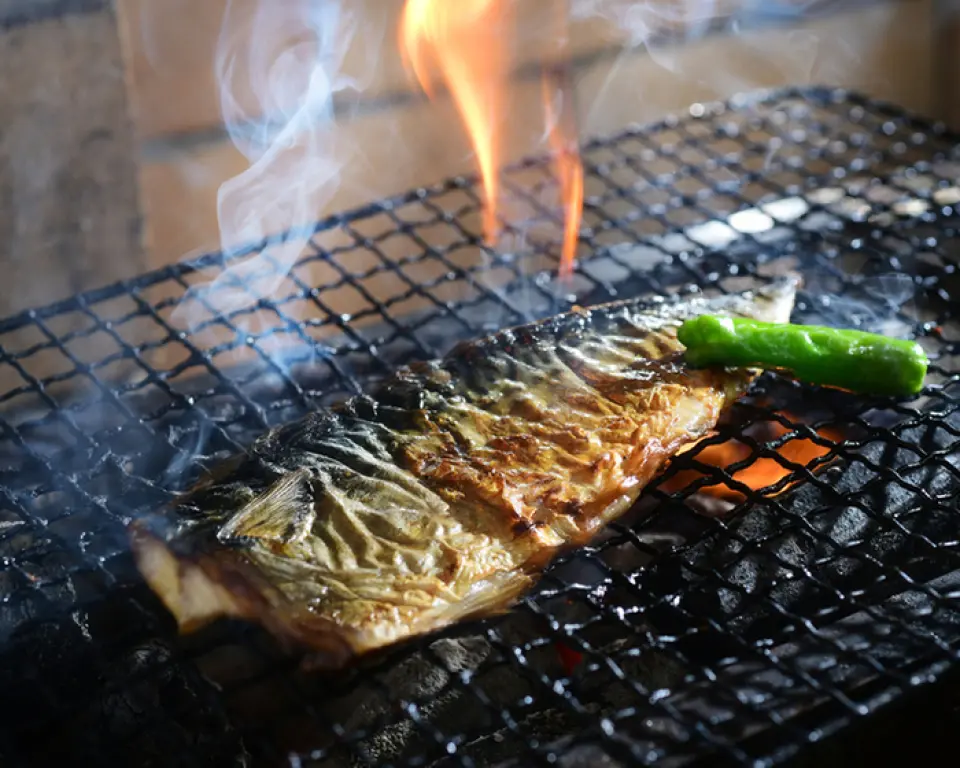 店主精心挑选的海鲜，用备长炭精心烤制！这是与酒和米饭完美搭配的浓郁风味的杰作！