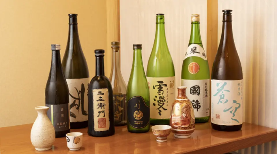 本店以精选日本酒而自豪，常年备有10种左右的库存。除了京都当地酒之外，还有“青空”（1,300日元）、“国龙二左卫门”（7,600日元）、“国木”（1,200日元）等从全国各地严选的酒品。 ）直接从啤酒厂发货。除了菜单之外，我们还会不时提供适合您口味的推荐清酒。另外还有啤酒、烧酒、葡萄酒、果酒等，请与美食一起享用。