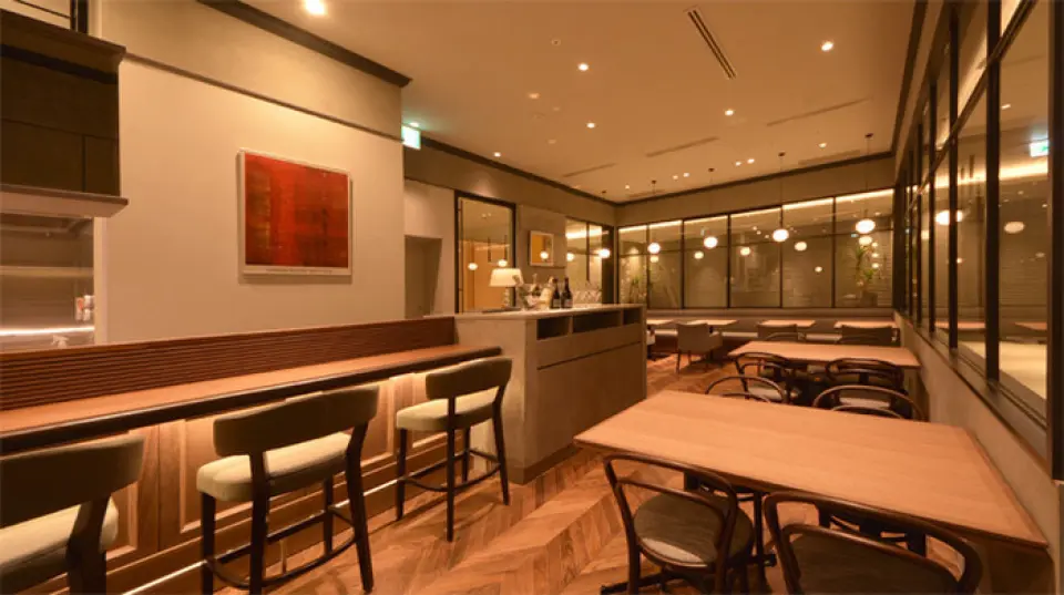 Our restaurant is located in the Chunichi Building, which opened in 1966 as the largest building in the Chubu region and will have its grand opening in April 2024 after a new look. The restaurant has a chic, monochromatic space with a relaxing atmosphere, allowing you to enjoy your meal at your own pace. In addition to counter seats, we also have sofa seats and table seats. You can choose the seating that best suits your needs. We hope you will spend a memorable time here.