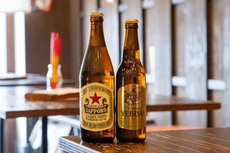 本店人气的秘诀在于酒品种类丰富！店里常备有店主亲自挑选的8种烧酒和美味的时令品牌日本酒。鲜榨酸味带有果味，很受不爱喝酒的人的喜爱。除了“柚子”、“猕猴桃”等经典之外，我们还推荐回味清爽的“奥坎紫苏汁舒海” ！选择您最喜欢的饮料来搭配当天的食物或心情♪