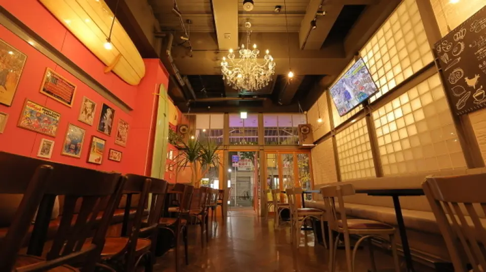 ร้านอาหารของเราเป็นร้านกาแฟและบาร์สำหรับรับประทานอาหาร โดยจัดให้มีพื้นที่ที่ลูกค้าสามารถผ่อนคลายได้ ภายในร้านตกแต่งด้วยสีชมพูสดใส การตกแต่งภายในให้ความรู้สึกแปลกใหม่ โดยมีกระดานโต้คลื่นอยู่บนผนัง ตัวเลือกที่นั่ง ได้แก่ ที่นั่งโซฟา ที่นั่งโต๊ะ และที่นั่งริมระเบียง คุณสามารถจัดที่นั่งตามจำนวนคนได้ เรายังมีแผนที่เหมาะสำหรับการประชุม ช่วงพักชอปปิ้ง และวันครบรอบ ดังนั้นเราจึงหวังว่าจะได้ใช้บริการคุณในโอกาสต่างๆ
