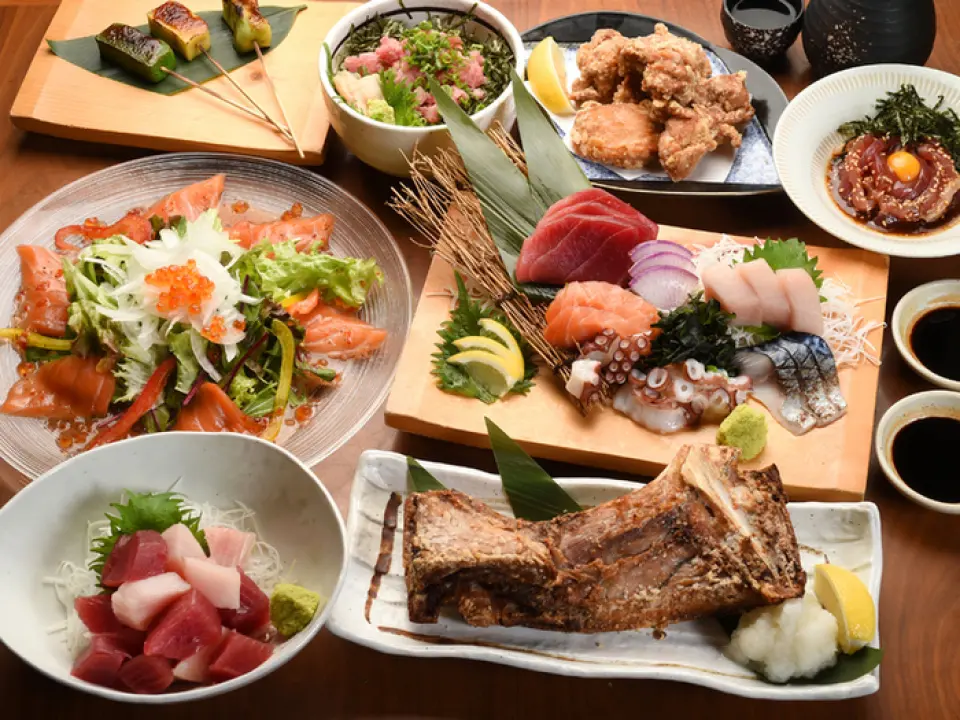 At our restaurant, you can enjoy tuna at the price and quality that only a wholesale direct store can offer! Now that opportunities to eat out have decreased, you want to enjoy unique cuisine while you can! For those people, we recommend our [All-you-can-eat Tuna Course]. This course will fill you up with tuna, including lean, medium fatty tuna, and albacore tuna sashimi, salt-grilled rare flying fish, and fried tuna.