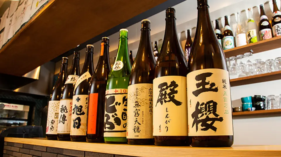 寒冷季节最好喝热酒！以山阴地区的纯米酒为中心，精选了热饮时的美味日本酒。岛根县的“玉樱”味道浓郁，营养丰富，重口味中又带有温和的味道。清酒与海鲜串绝对是绝配，所以一定要至少尝试一次温热的清酒。请用酒瓶和御町子来享受饮用日本酒的乐趣。当然，还有福岛的广户川、大阪的秋香、静冈的菊水等店长喜爱的日本全国名酒。