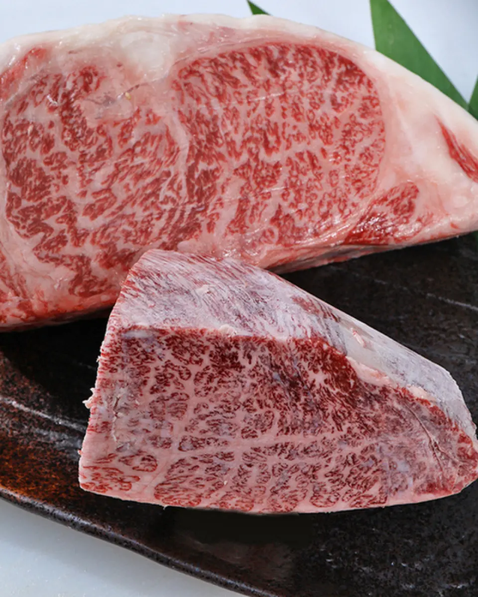 本店的店主亲自拜访生产肉类的农户，仔细检查饲养方式、肉质等各方面，精心挑选最优质的产品。我们不购买整只动物，而是购买优质 A5/A4 级分割肉。我们还提供各种流行和稀有的切工，例如“Kainomi”、“Ichibo”和“Nakaochi Kalbi”。请享受入口即化的口感和浓郁的味道。
