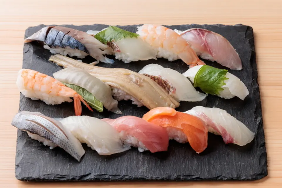 Tại nhà hàng sushi của chúng tôi, chúng tôi sử dụng các nguyên liệu theo mùa được lựa chọn cẩn thận bởi các đầu bếp lành nghề của chúng tôi. Những khách hàng nghĩ rằng "Sushi không có giá đắt phải không?" có thể thưởng thức nó với mức giá không cần lo lắng.