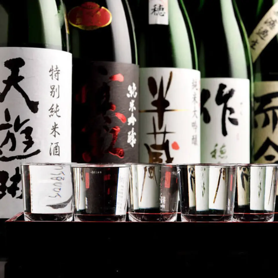 以三重為中心的豐富飲品陣容！我們嚴格挑選與當地雞肉菜餚相配的釀酒廠的清酒，並提供“Sakuho no Tomo”、“Tamitsu”和“Mie Nishiki”等各種獨特的口味。店內有介紹三重縣當地酒的圖表，請用“5種清酒品嚐套餐1,980日元（不含稅）～”來品嚐自己喜歡的酒！