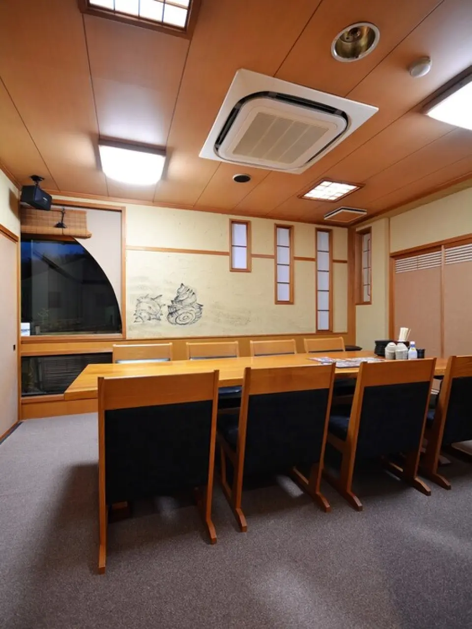 為了滿足各種場合的需要，我們備有櫃檯席、餐桌席、日式榻榻米席、榻榻米席等多種座位，其中榻榻米包廂最適合舉辦宴會！歡迎會、送別會、聚會、社交聚會、慰問會等，請隨意使用。