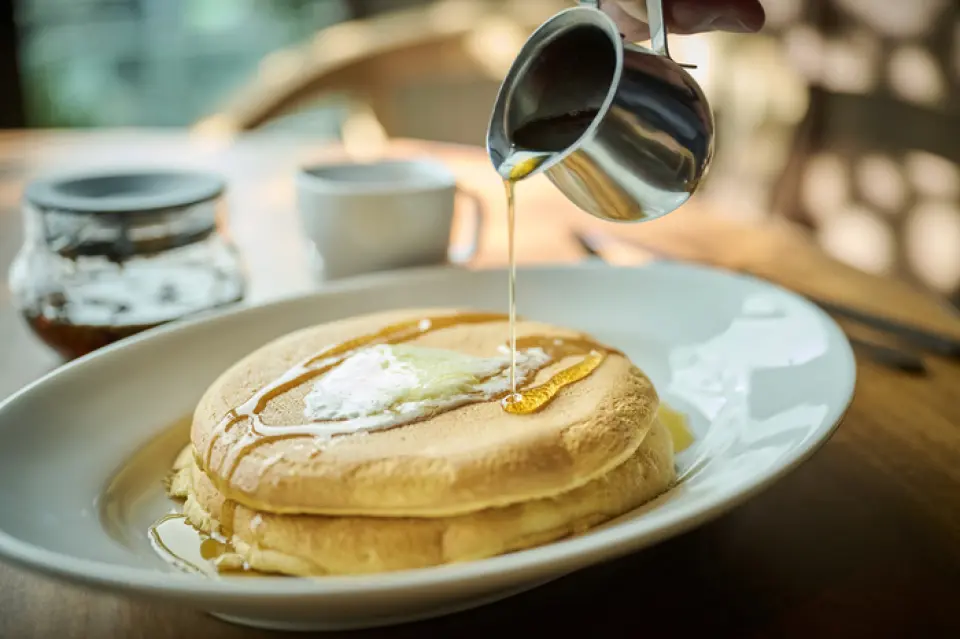 During cafe time, we offer special pancakes from "6th by Oriental Hotel," which has created a boom in Tokyo. They are made with particular attention to the cooking method and ingredients, resulting in a fluffy texture. Topped with rich whipped butter, the combination of the melting butter and the soft dough is excellent. We recommend sharing them with a la carte dishes such as French fries, or trying out different toppings and sauces to find your favorite taste.