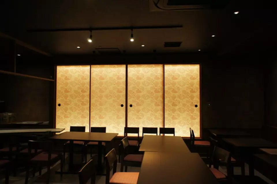 餐廳內部以京都聯排別墅為原型，讓您可以放鬆身心。這是一個讓人感覺像在家喝酒一樣的輕鬆空間。這裡是「第二次造訪京都」的完美地點，您會想在平常的京都之旅之外再增添一些樂趣。您還可以在店內放鬆，在美食廣場享用日本酒和雞肉菜餚，一邊吃飯一邊和其他顧客聊天。 （請注意，餐廳和美食廣場的某些菜單項目不同。）