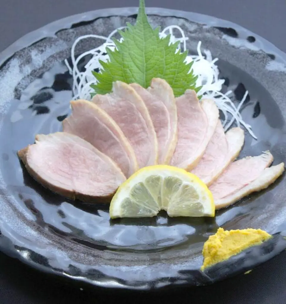 除了烤雞肉串以外，我們還提供其他雞肉菜餚。請您在閒暇時過來試試看。我們還提供其他商店所沒有的原創菜單以及當季推薦菜餚。 （照片：自家製鴨腰肉，900日圓）