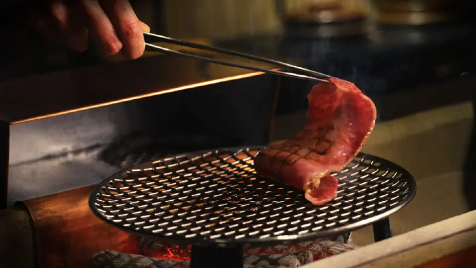 The way he butchers the high-quality beef, which has a low melting point, and the smoothness of the cuts gives a glimpse of the master's craftsmanship. The grilling technique, which involves capturing the tiny pops of the fat as it falls onto the charcoal and cooking the meat at the perfect temperature, is also the result of the delicate senses of a master who has mastered many techniques.